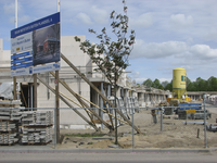 905882 Gezicht op de bouw van woningen van het 'Plandeel A Bouw Meysters's Buiten', vanaf de Mozartlaan te Utrecht.